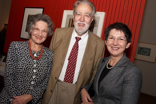 Im Bild v.l.n.r. Dr. Elisabeth Leopold, Prof. Dr. Rudolf Leopold (Direktor des Leopold Museums) und Mag. Barbara Prammer (Nationalratspräsidentin) bei der Eröffnung der Herbstausstellung des Leopold Museums am 20.09.2007
http://pressefotos.at/m.php?g=1&u=43&dir=200709&e=20070920_l&a=event