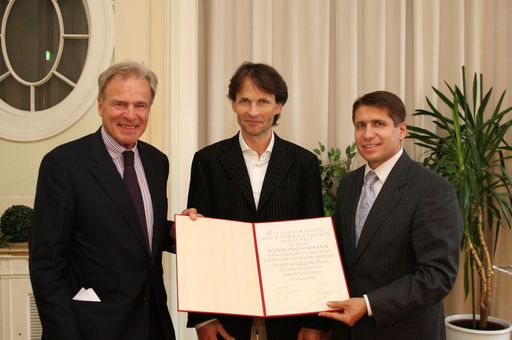 IV-Präsident Veit Sorger (li.) und IV-GS Markus Beyrer (re.) überreichen Wolfgang Hermann den Anton Wildganspreis 2006