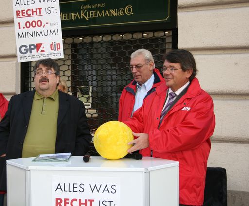 Die Kollektivvertrags-Zitrone 2007 geht an den Österreichischen Rechtsanwaltskammertag (ÖRAK)
v.l.n.r.: Karl Proyer, stv. Bundesgeschäftsführer GPA-DJP; Gerhard Hennerbichler, stv. Bundesgeschäftsführer GPA-DJP; Wolfgang Katzian, Vorsitzender GPA-DJP