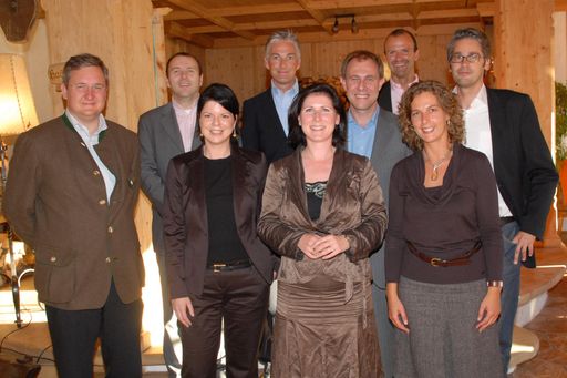  Spitzenvertreter der österreichischen Tourismuswirtschaft trafen sich vergangenes Wochenende zum ersten Beiratstreffen der APA-OTS Tourismuspresse (im Bild von links): Richard Hauser (Geschäftsführer Biohotel Stanglwirt), Peter Kropsch (APA-Geschäftsführer), Alexandra Aigmüller (Geschäftsführerin der APA-OTS Tourismuspresse), Thomas Reisenzahn (Geschäftsführer ÖHV - Österreichische Hoteliervereinigung), Eleonore Gudmundsson (Unternehmenssprecherin Österreich Werbung), Christian Schützinger (Chef von Vorarlberg Tourismus), Hubert Siller (MCI - Management Center Innsbruck - Leiter des Studiums Tourismus und Freizeitwirtschaft), Maria Ligges (PR-Verantwortliche der Swarovski Kristallwelten) sowie Fachbeiratsvorsitzender Stefan Kröll (Geschäftsführer der pro.media kommunikation).