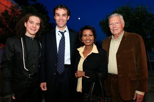 v.l.n.r.: Pianist-Jungstar Marc Ehrenfried, Dr. Philipp Merckle (Gesamtverantwortlicher der Ratiopharm Gruppe), Dr. Karlheinz Böhm mit Frau Almaz Böhm.