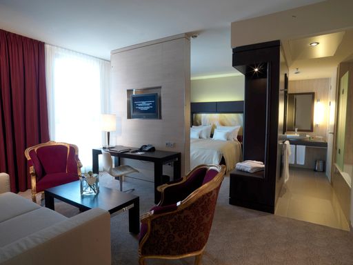 Vorschau Bild von Die Gäste erwartet im ersten österreichischen Haus der deutschen Hotelgruppe Lindner Hotels & Resorts modernes Design, kombiniert mit traditionellen Elementen.