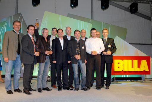  Gruppenfoto mit allen Preisträgern des Innovationspreises 2007 und dem Vorstand von BILLA AG und REWE Group Austria (v.l.n.r.): Heinz Kröll (Sennerei Zillertal), Frank Kollmar (L'Oreal), Mag. Alfred Berger (NÖM), Dr. Alfred Schott (Unilever), Mag. Josef Siess (Vorstand BILLA AG), Dkfm. Frank Uszko (Danone), Christian Kröll (Sennerei Zillertal), Frank Hensel (Vorstand REWE Group Austria), Dr. Gerald Kühr (Procter & Gamble), Mag. Volker Hornsteiner (Vorstandssprecher BILLA AG) und Thomas Lichtblau (Beiersdorf).