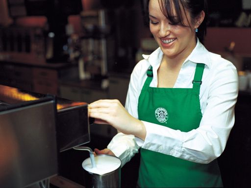 Vorschau Bild von Barista bei der Zubereitung des Milchschaums