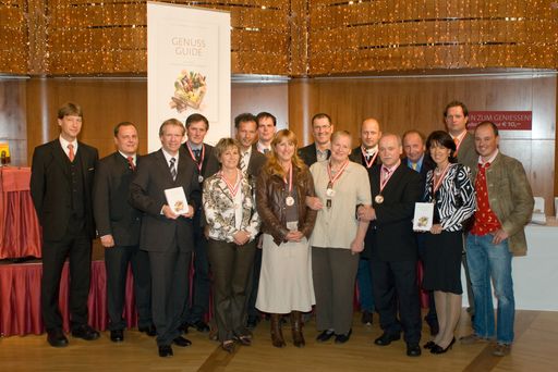  Hier die Vertreter der ausgezeichneten Betriebe: Bachmann, Bioeins, Erste Cafe' Konditorei Hahn, Fleischerei Heitzmann, Kaufhaus Ertl, Fleischerei Willi Koch, Kaffee Konditorie Semmelrock, Buchenschank Walter, Bäckerei Weissensteiner, Bäckerei Mühle Wiegele
http://pressefotos.at/m.php?g=1&u=55&dir=200709&e=20070927_g&a=event