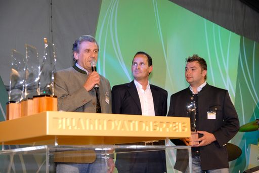 Vorschau Bild von (von li. nach re.) Heinz Kröll (Sennerei Zillertal), Mag. Josef Siess (Vorstand BILLA AG), Christian Kröll (Sennerei Zillertal)