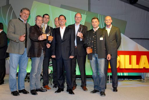 Vorschau Bild von (von li. nach re.) Heinz Kröll (Sennerei Zillertal), Mag. Alfred Berger (NÖM), Dr. Alfred Schott (Unilever), Frank Hensel (Vorstand REWE Group Austria), Mag. Josef Siess (Vorstand BILLA AG), Dkfm. Frank Uszko (Danone), Christian Kröll (Sennerei Zillertal), Mag. Volker Hornsteiner (Vorstandssprecher BILLA AG)