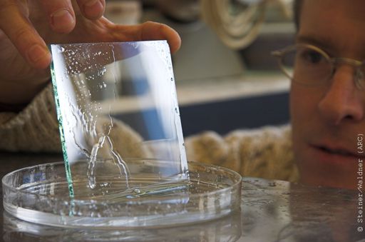 Gebäude, die mit nanobeschichteten Scheiben verglast sind (siehe Glasfläche rechts), müssen wesentlich seltener gereinigt werden als mit herkömmlichen Verglasungen.