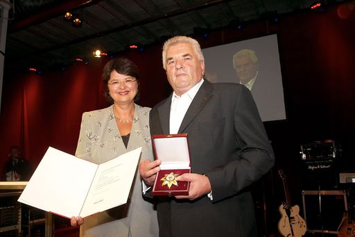 Bezirksvorsteher für den 23. Bezirk. Vizebürgermeisterin Renate Brauner überreichte Franz Radatz für seine Verdienste um das Land Wien das Goldene Ehrenzeichen.