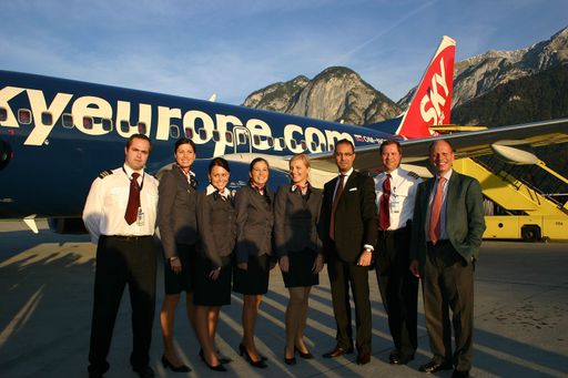  Karim Makhlouf, Vorstand SkyEurope und die Crew freuen sich auf den Jungfernflug Innsbruck-Wien