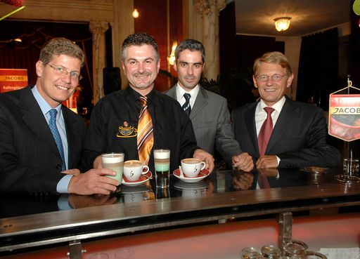 Tag des Kaffees & Goldene Kaffeebohne 2007 - im Zeichen von Kultur und Tradition, v.l.n.r.: Karl Hohenlohe (Herausgeber Gault Millau), Goran Huber (Barista und Österreichischer Staatsmeister), Roman Rafreider (ORF Moderator), Dr. Peter Reinecke (Generaldirektor Kraft Foods Österreich)
http://pressefotos.at/album/1/1/200710/20071001_c/