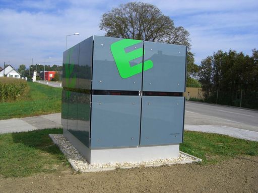 Mit der Entwicklung einer neuartigen Trafo-Station mit der Bezeichnung "E-Cube" trägt das Unternehmen der Tatsache Rechnung, dass Design längst nicht mehr reines Gestaltungsmittel ist, sondern sich zu einem wesentlichen Wettbewerbsfaktor entwickelt hat.