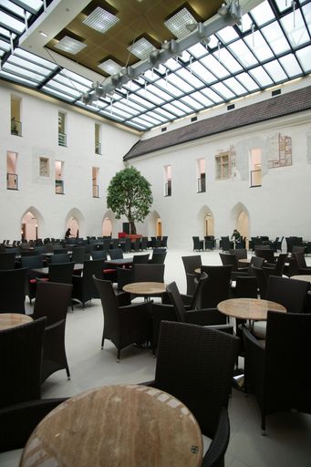 Vorschau Bild von Im Klosterhof des ehemaligen Dominikanerklosters werden historische und moderne Elemente vereint.