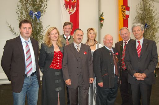 Hinten (v.l.): Bgm. Ambros Wernisch, Dr. Paulina Schwarz (FBS), LR Gerhard Dörfler
Vorne (v.l.): Peter Benedikt (FBS), Mag. Sabrina Schütz-Oberländer (GF EAK), Sepp Klapfer (FBS), Hermann Reden (FBS), LR Hans Berger (Südtirol)