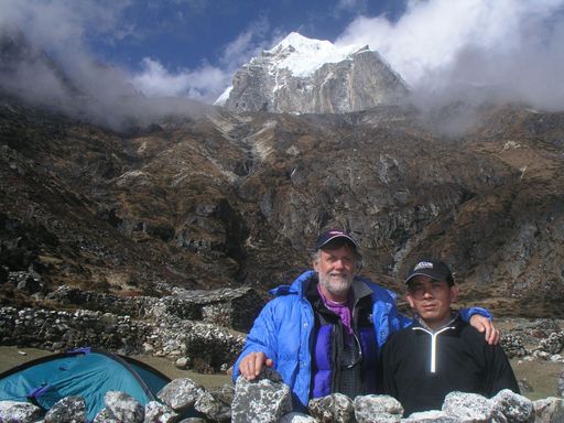  Über 20 Tiroler Alpenvereinshütten und Berggasthäuser beteiligen sich seit vier Jahren am "Sherpaprojekt", das auf Initiative des bekannten Alpinisten Wolfgang Nairz (li.) entstand.