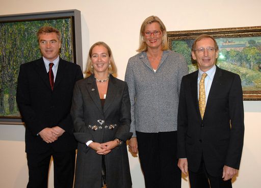 Belvedere: Wien - Paris, Van Gogh, Cezanne und Österreichs Moderne 1880-1960, v.l.n.r.: Matthias Boeckl (Kurator), Dr. Agnes Husslein-Arco (Direktorin Belvedere), Ursula Passnik (Aussenministerin), Pierre Viaux (Botschafter Frankreich)
http://pressefotos.at/album/1/1/200710/20071002_p/