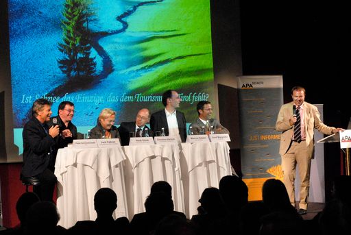  Bei der Fachdiskussion "Ist Schnee das Einzige, das dem Tourismus in Tirol fehlt?" von APA und Moser Holding in Innsbruck diskutierten (v.l.n.r.): Peter Schröcksnadel (Präsident ÖSV), Jack Falkner (GF Skiliftgesellschaft Sölden-Hochsölden), Heidi Glück (Heidi GLÜCK spirit & support), Christian Harisch (Obmann des Tourismusverbandes Kitzbühel), Marcus Hebein (Leiter APA-MultiMedia), Josef Margreiter (Tirol Werbung) und Moderator Frank Staud (Chefredakteur der Tiroler Tageszeitung).