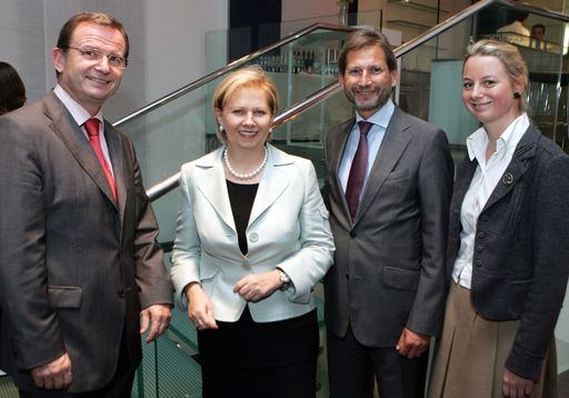  Starker politischer Rückhalt für die Kreativwirtschaft - Im Bild v.l.n.r.: Wirtschaftsbund-Generalsekretär Karlheinz Kopf, Wissenschaftsminister Johannes Hahn, WK Wien-Präsidentin Brigitte Jank mit forum mozartplatz-Obfrau Anja Hasenlechner