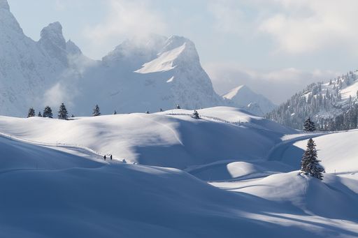 77% der Vorarlberg-Kenner bestätigen, dass Vorarlberg reizvolle Natur- und Landschaftserlebnisse bietet und 71, 6% stimmen zu, dass es in Vorarlberg vielfältige Wintersportmöglichkeiten gibt. Im Bild Winterwandern in Schröcken im Bregenzerwald in Vorarlberg.