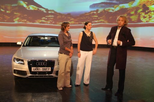 Fußball-Weltmeisterin Birgit Prinz und Thomas Gottschalk präsentieren bei der "Wetten, dass..?"-Sendung in Basel den neuen Audi A4. Die sportliche Limousine wird zugunsten der "Stiftung Deutsche Sporthilfe" verlost.