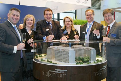 v.l.n.r: Marcus Maleczek (Projektleiter MARXIMUM), Antonia Ernst (Fondshaus Hamburg), Georg Hellwig (GF HOCHTIEF Development Austria), Angelika Kunath (Fondshaus Hamburg), Dr. Joachim Wieland (GF HOCHTIEF Projektentwicklung), Michael Günther (Fondshaus Hamburg)