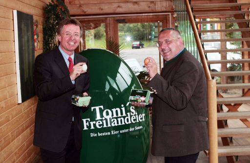 Müller Transporte übernehmen Logistik und Zustellung von Toni's Freilandeier im Bild: v.l.n.r.: Fritz Müller, Geschäftsführer von Müller Transporte und Toni Hubmann Eigentümer von Toni's Freilandeier bei der Vertragsunterzeichnung
