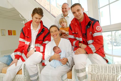 vorne: Zivildiener Johannes Zemanek, Birgitta Galwan mit Julius, Rettungssanitäter Roman Pointner, hinten: Vater Alexander Galvan mit 4-jährigem Sohn Konstantin