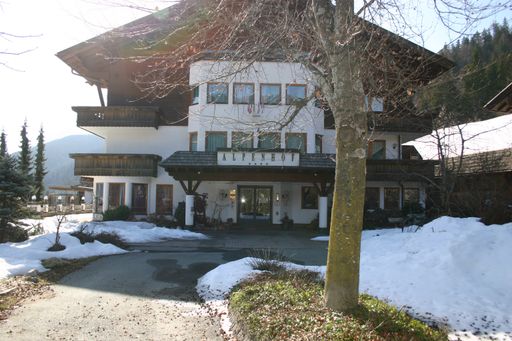 Das ehemalige Hotel Alpenhof
in Naggl Nr. 4, 9762 Weissensee wird total aufgelöst.