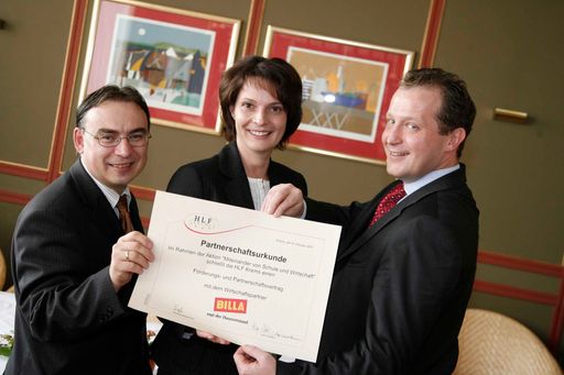 BILLA geht Partnerschaft mit der Tourismusschule HLF Krems ein - v.l.n.r.: Mag. Johann Böhm, Direktor der HLF Krems, Mag. Sonja Kazmirski, Klassenvorstand 1c HLT und Robert Nagele, Direktor Feinkost der BILLA AG
Weitere Bilder abrufbar unter:
http://pressefotos.at/m.php?g=1&u=38&dir=200710&e=20071009_d&a=event