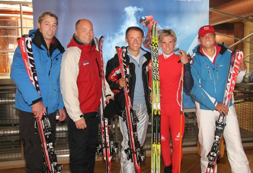 von links nach rechts:
Thomas Smogawetz (Marketing HERVIS), Dr. Christoph Eisinger (GF Ski Amadé), Leo Bauernberger (GF SalzburgerLand Tourismus GesmbH), Felix Gottwald (Doppel Olympia-Sieger), Markus Oberhamberger (Marketingleiter Stiegl)