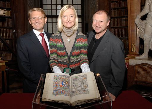  Milka und Harald Prünster suchen "Die Schätze einer Tradition", v.l.n.r.: Dr. Peter Reinecke (Generaldirektor Kraft Foods Österreich), Johanna Rachinger (Direktorin Österreichische Nationalbibliothek), Harald Prünster (Moderator ORF)
http://www.pressefotos.at/album/1/1/200710/20071011_m/