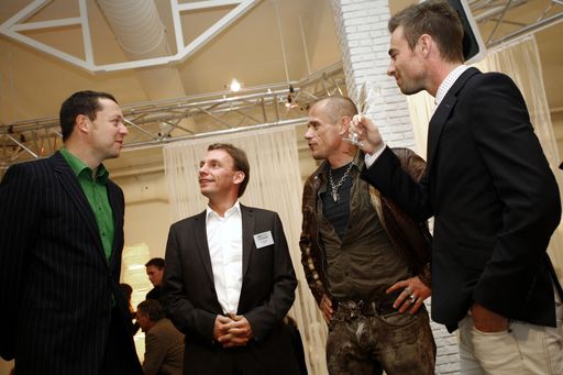  Unterhielten sich in ZARUBAs futuristisch anmutendem iiiROOM darüber, wie Design zu den Menschen spricht: (v. re.:) Schwedens FutureLab-Kreativer Johan Johansson, Life-Ball-Erfinder Gery Keszler, Hausherr Oliver Zaruba und Stimmenakrobat Alex Kristan.