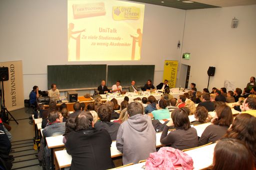  Hörsaal II im NIG bei der UniScreen-Podiumsdiskussion "Zu viele Studierende - zu wenig Akademiker"