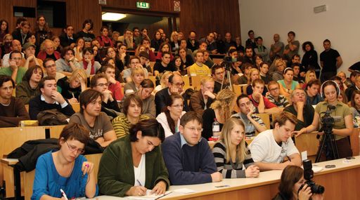 Vorschau Bild von Hörsaal II im NIG bei der UniScreen-Podiumsdiskussion "Zu viele Studierende - zu wenig Akademiker"
