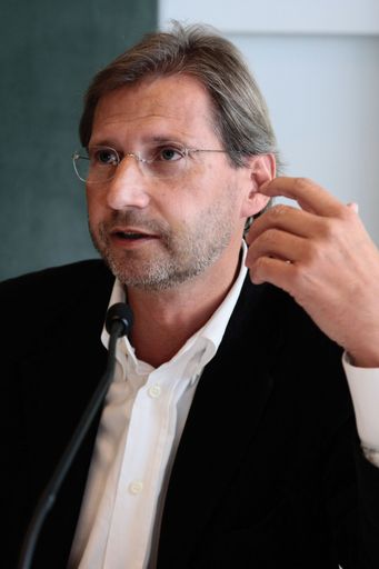 Vorschau Bild von BM Johannes Hahn bei der UniScreen-Podiumsdiskussion "Zu viele Studierende - zu wenig Akademiker"