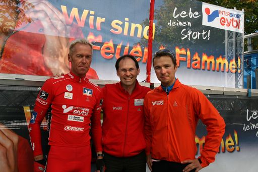 v.l.n.r.: Rainer Popp (Eybl-Mitarbeiter und Sieger der Tour de France NONSTOP), Thomas Gassner (Geschäftsführer Eybl Salzburg), Gerald Bauer (Eybl-Mitarbeiter Salzburg Alpenstr. und Crocodile-Trophy Teilnehmer 2007)
http://www.pressefotos.at/album/1/54/200710/20071015_s/