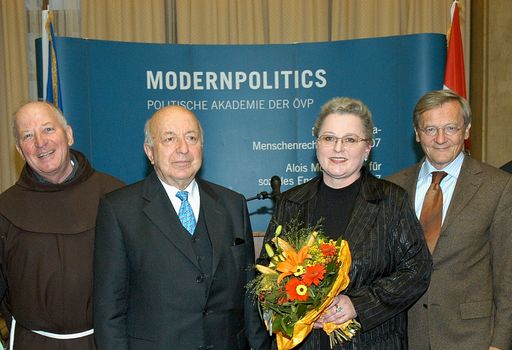 Pater Ulrich Zankanella, Franz Matscher, Gudrun Harrer, Klubobmann Wolfgang Schüssel (v.l.n.r.) bei der Verleihung des Felix Ermacora-Menschenrechtspreises und des Alois Mock-Preises für soziales Engagement am 15. Oktober 2007 im Parlament