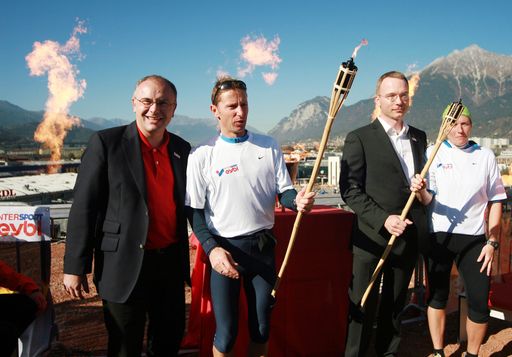 v.l.n.r.: Dr. Peter Wahle (Vorstand Intersport Eybl & Sports Experts AG), Andreas Hanreich (Eyblfeuer-Staffel), Mag. Christoph Eybl und Barbara Lebutsch (Eyblfeuer-Staffel) nach der feurigen Eröffnung 

http://pressefotos.at/m.php?g=1&u=57&dir=200710&e=20071016_eybl&a=event
