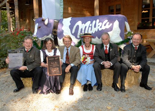  Milka unterstützt Nationalpark Hohe Tauern - gemeinsam für den Almenschutz, v.l.n.r.: Leo Ebner (Glockner Sennerei - Knapp Kasa), Theresia Ebner (Glockner Sennerei - Knapp Kasa), Dr. Peter Reinecke (Generaldirektor Kraft Foods Österreich), Frieda Lackner (Glockner Sennerei - Knapp Kasa), Josef Lackner (Glockner Sennerei - Knapp Kasa), Peter Rupitsch (Dir. Nationalpark Hohe Tauern Kärnten)
http://pressefotos.at/album/1/1/200710/20071016_m/