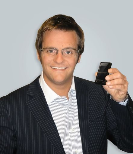 Hartlauer - die Nr. 1 wenn es um Telekommunikation in Österreich geht - und Samsung Electronics Austria haben vor wenigen Wochen einen Partnerschaftsvertrag im Handybereich abgeschlossen. Damit reagiert Robert F. Hartlauer auf die Marktbedürfnisse - so werden immer mehr "freie" Handys die allen Design- und Hightech-Ansprüchen gerecht werden, nachgefragt. Passend zu diesem Trend hat Samsung mit dem Modelabel "Giorgio Armani" ein Luxus-Design-Handy präsentiert.