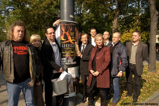 Vorschau Bild von Meilenstein für die Bewerbung von Kulturevents: Der GEWISTA ist es gelungen, die wesentlichen Vertreter der 'Wildplakatierer' ins Boot zu holen. Ab 1. Jänner 2008 bietet die KULTUR:PLAKAT eine legale, attraktive und kostengünstige Werbemöglichkeit. Von li. nach re.: Hannes Bartsch (Planet Music), Brigitte Bergelt, Josef Muff Sopper (GF KULTUR:PLAKAT), im Hintergrund Gabriele Widholm, GD Karl Javurek (GEWISTA), Ronald Butrovkan, Daniela Grill (GF KULTUR:PLAKAT), Livio Ruzic, Robert "Rocky" Rockenbauer, Gerd Lechner