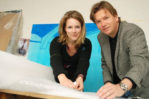 Die Malerin Ingrid Mauthner und Organisator Peter Doujak packen Bilder für den Kunstsupermarkt ein. Ingrid Mauthner und Peter Doujak bei den Vorbereitungsarbeiten für die Vernissage