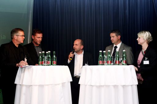  Bei der APA-E-Business-Community am Donnerstag diskutierten Experten über Vertriebskanäle im 21. Jahrhundert: (v.l.n.r.): Martin Wilfing (Partner bei Agentur Himmelhoch), Christian Czaak (economyaustria), Gerhard Handler (diamond:dogs), Georg Karácsonyi (SER Solutions) und Marina Scheiber (Hewlett-Packard).
