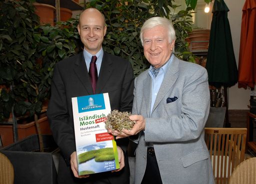  Klosterfrau macht mobil! Einführung des ersten Hustensafts für unterwegs: Isländisch Moos Mobil, v.l.n.r.: Ulrich Sekotill, MBA (Geschäftsführer M.C.M. Klosterfrau Healthcare GmbH), Prof. Hademar Bankhofer (Gesundheitsexperte)
http://www.pressefotos.at/album/1/1/200710/20071019_k/