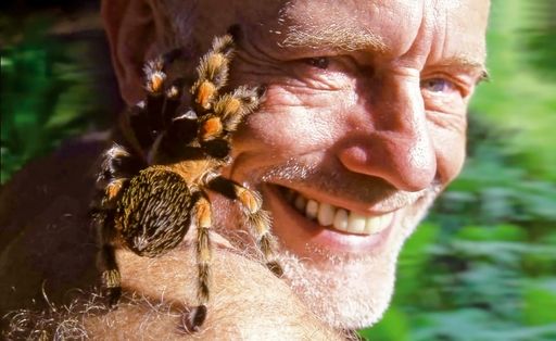 Vorschau Bild von Rüdiger Nehberg wurde als Überlebenskünstler bekannt und setzte sich jahrelang für die bedrohten Yanomami-Indianer Brasiliens ein. 2x überquerte er mit einem Floß den Atlantik.

Veröffentlichung nur im Zuge einer Berichterstattung/ 
Terminankündigung zum Foto-Film-Festival am 4.11.07 im Congress Innsbruck - jegliche andere Verwendung ist vorab mit dem Veranstalterteam oder den Fotografen abzuklären.
