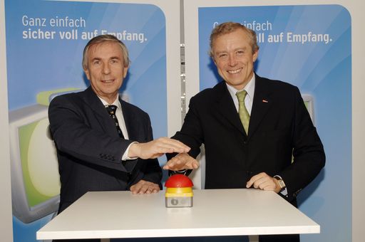 Vorschau Bild von St. Pölten und weite Teile Niederösterreichs sind in die digitale Zukunft gestartet: Karl Fischer, technischer Geschäftsführer der ORS, und ORF Landesdirektor Norbert Gollinger starten per Knopfdruck die digitale Ära am Sender Jauerling