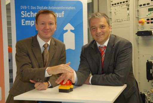 Vorschau Bild von Umstellung am Sender Heuberg/Mattersburg: Norbert Grill, ORS, und Karlheinz Papst, ORF Landesdirektor Burgenland, starten das digitale TV-Zeitalter (v.l.n.r.)