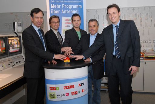  Die Umstellung in Wien ist erfolgt: Mit PULS 4, ORF SPORT PLUS und 3sat ist österreichische Programmvielfalt über Antenne Realität. Reinhard Scolik (Leiter ORF-3sat), Michael Wagenhofer (kaufmännischer Geschäftsführer ORS), Wolfgang Schweitzer (Redaktion AustriaNews / PULS TV), Hans Huber (ORF-TV-Sportchef) und Markus Mangi (Leiter Senderhauptkontrolle Kahlenberg, ORS) (v.l.n.r.)