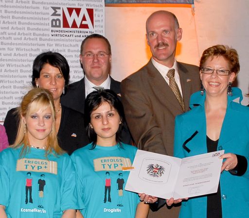 1. Reihe (v.l.n.r.): Jessica Lendwich (dm Kosmetikerin), Lena Eilia (dm Drogistin), Christine Marek (Staatssekretärin BMWA);