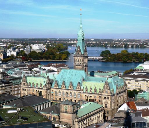 Blick auf das Rathaus und die Alster